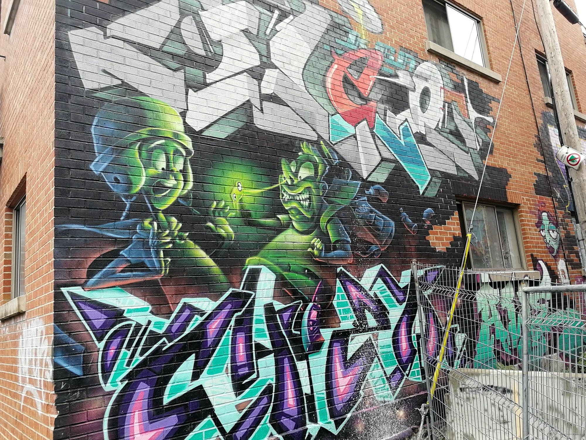 Graffiti 2136  capturé par Rabot à Montréal Canada