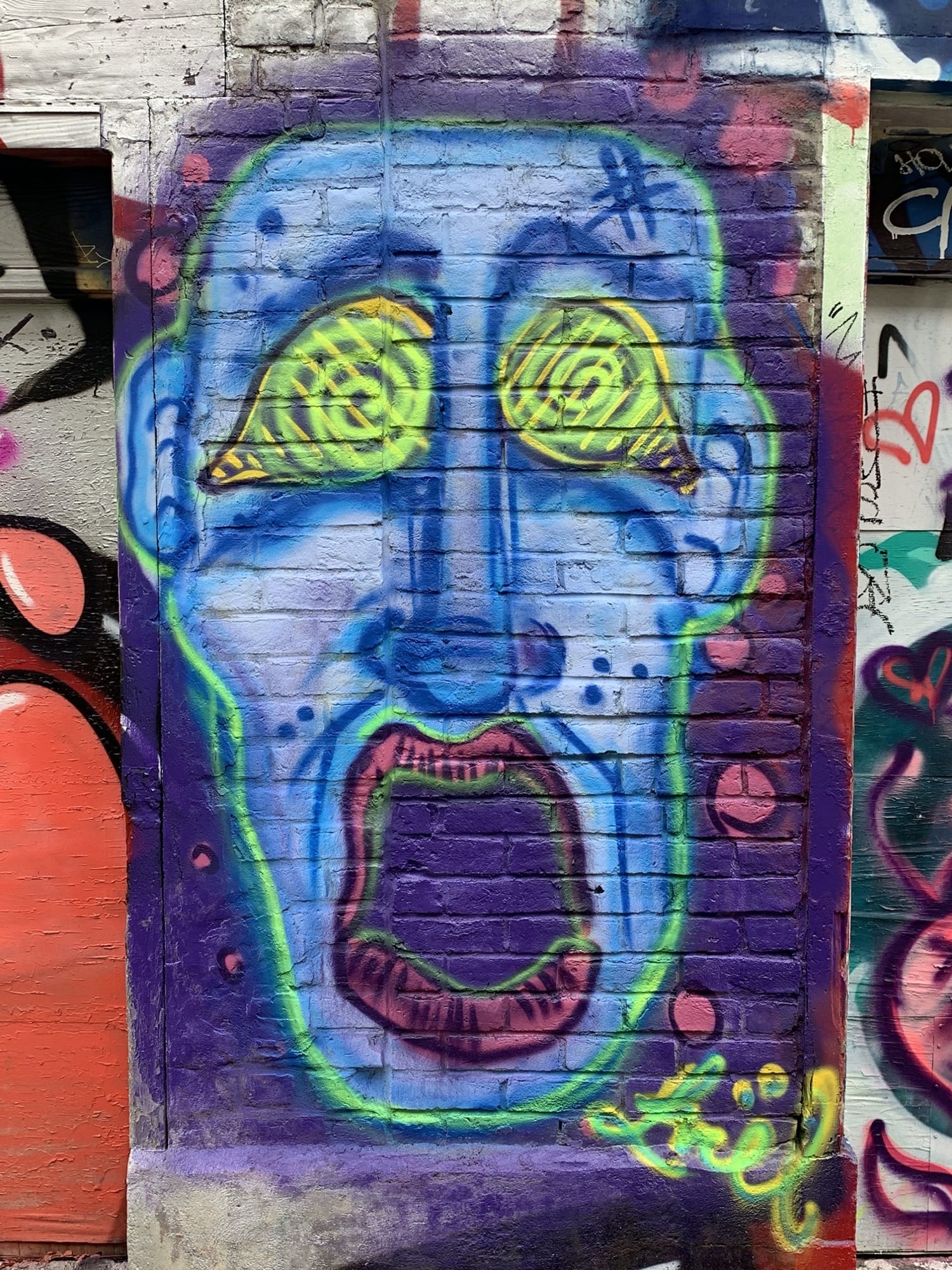 Graffiti 2138  capturé par Rabot à Montréal Canada
