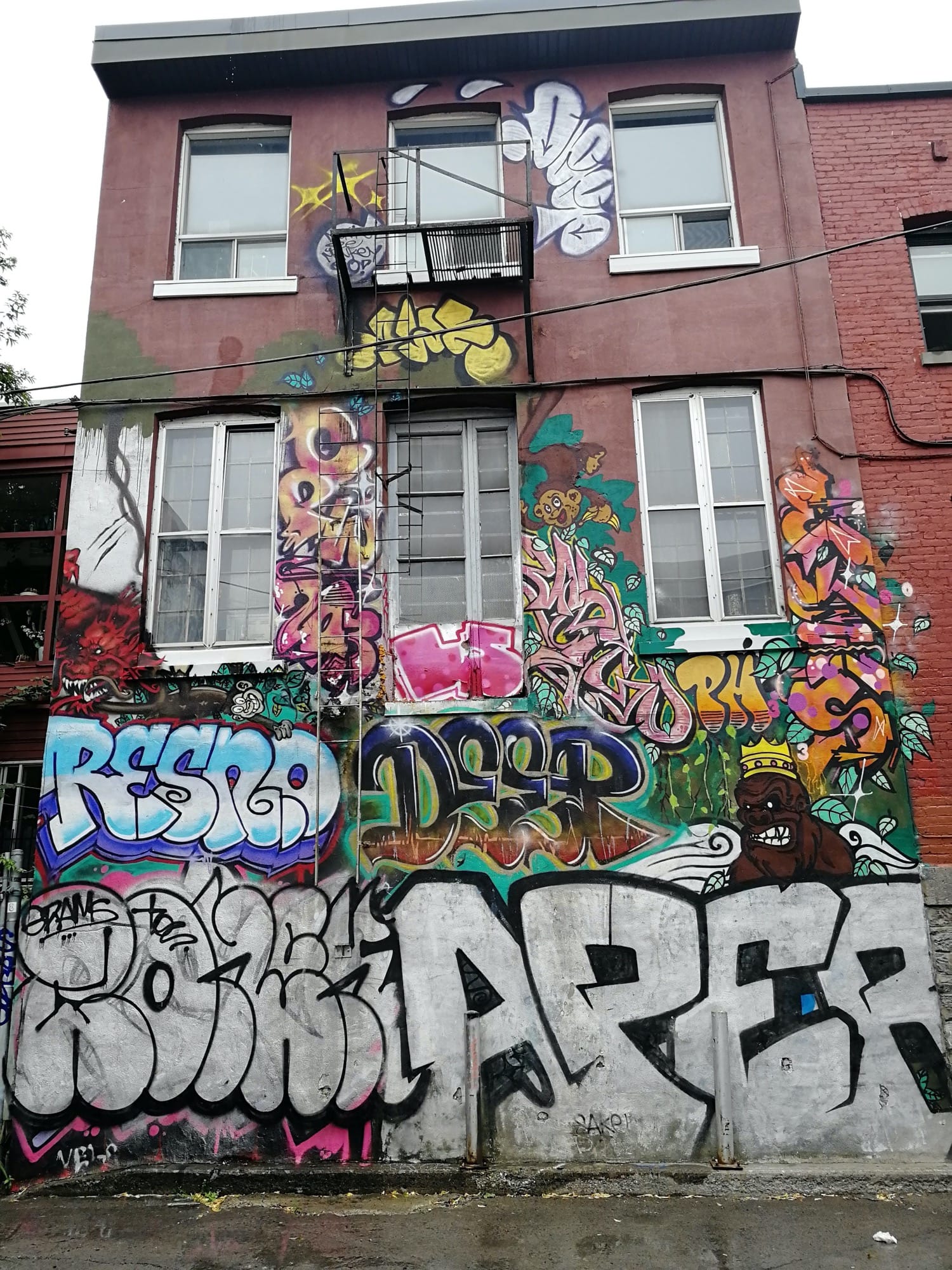 Graffiti 2152  capturé par Rabot à Montréal Canada