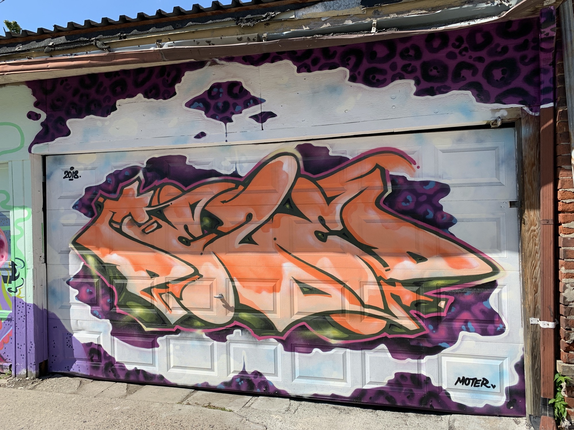Graffiti 2347  captured by Rabot in Toronto Canada