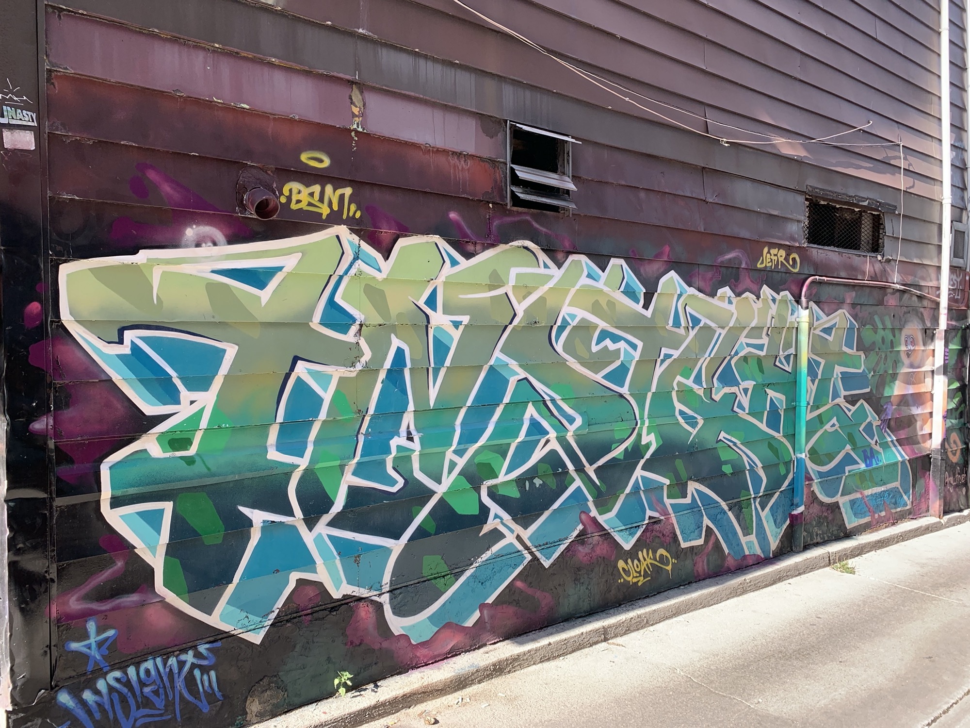 Graffiti 2384  capturé par Rabot à Toronto Canada