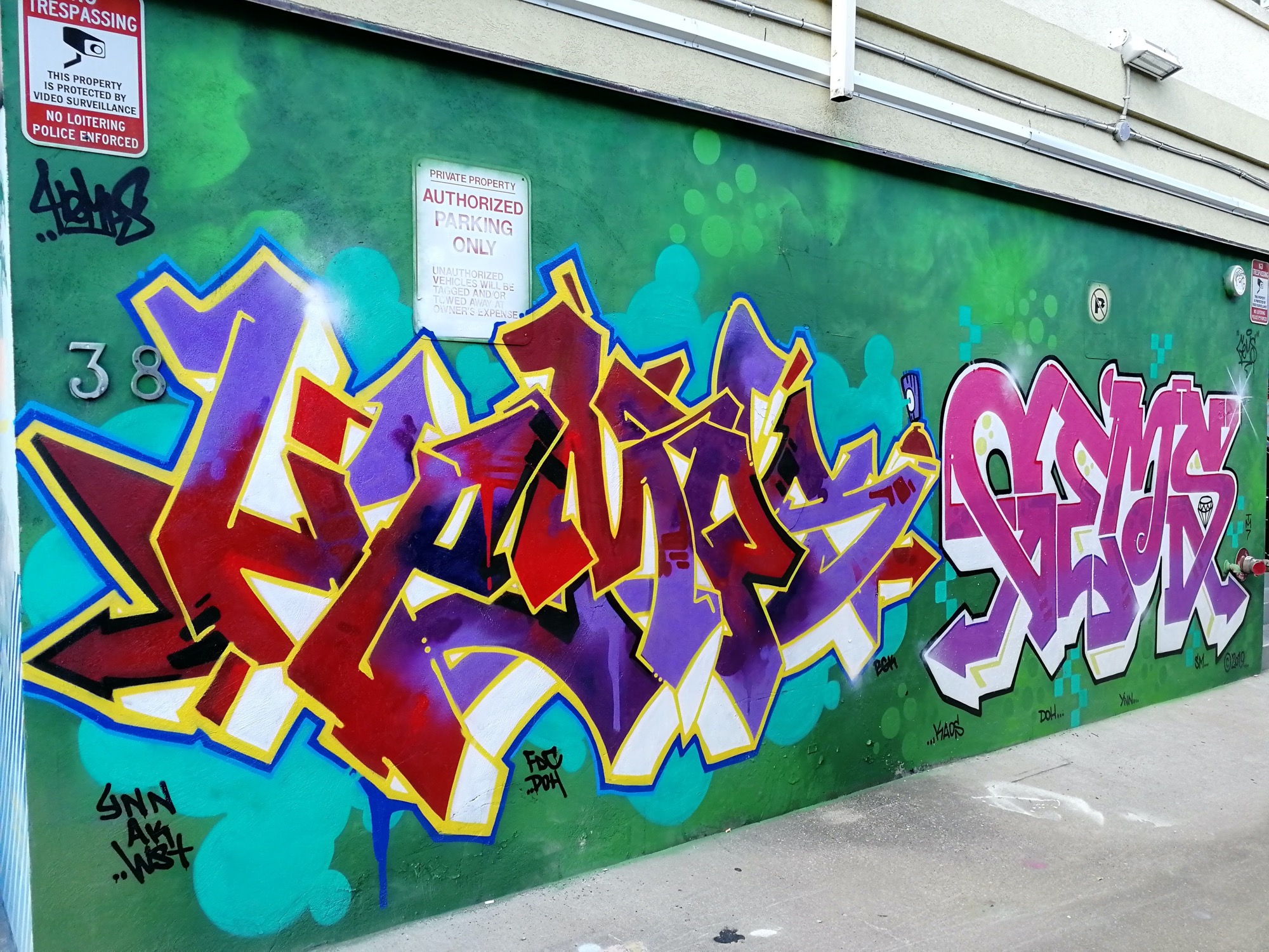 Graffiti 2393  capturé par Rabot à Toronto Canada