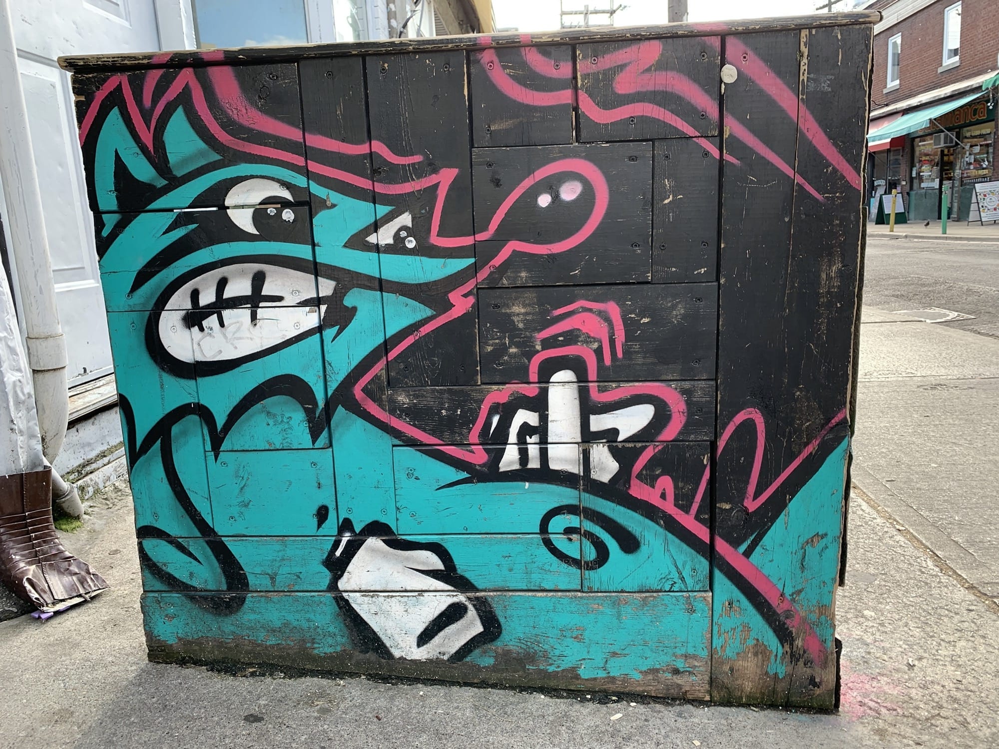 Graffiti 2415  capturé par Rabot à Toronto Canada