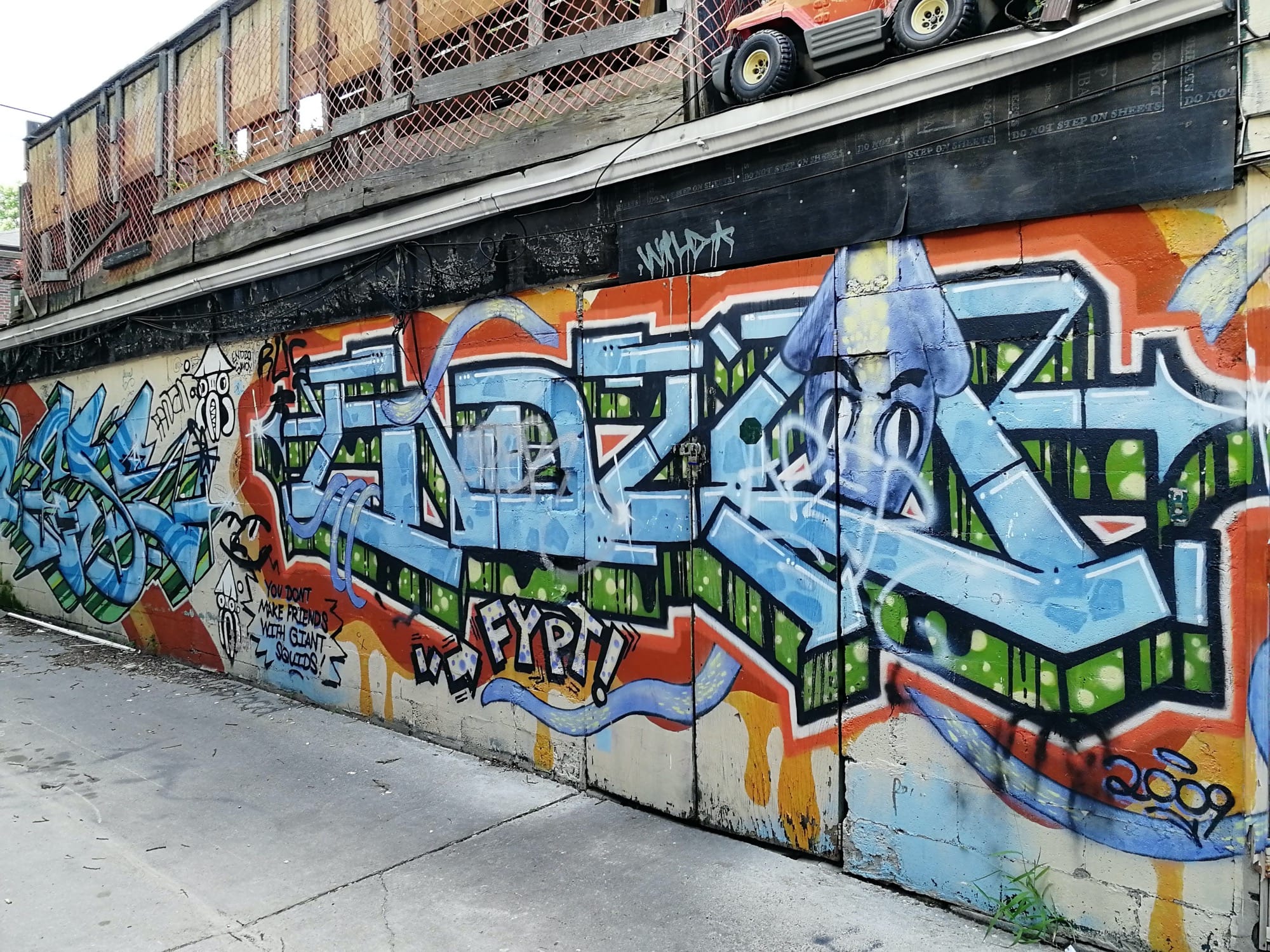 Graffiti 2418  capturé par Rabot à Toronto Canada
