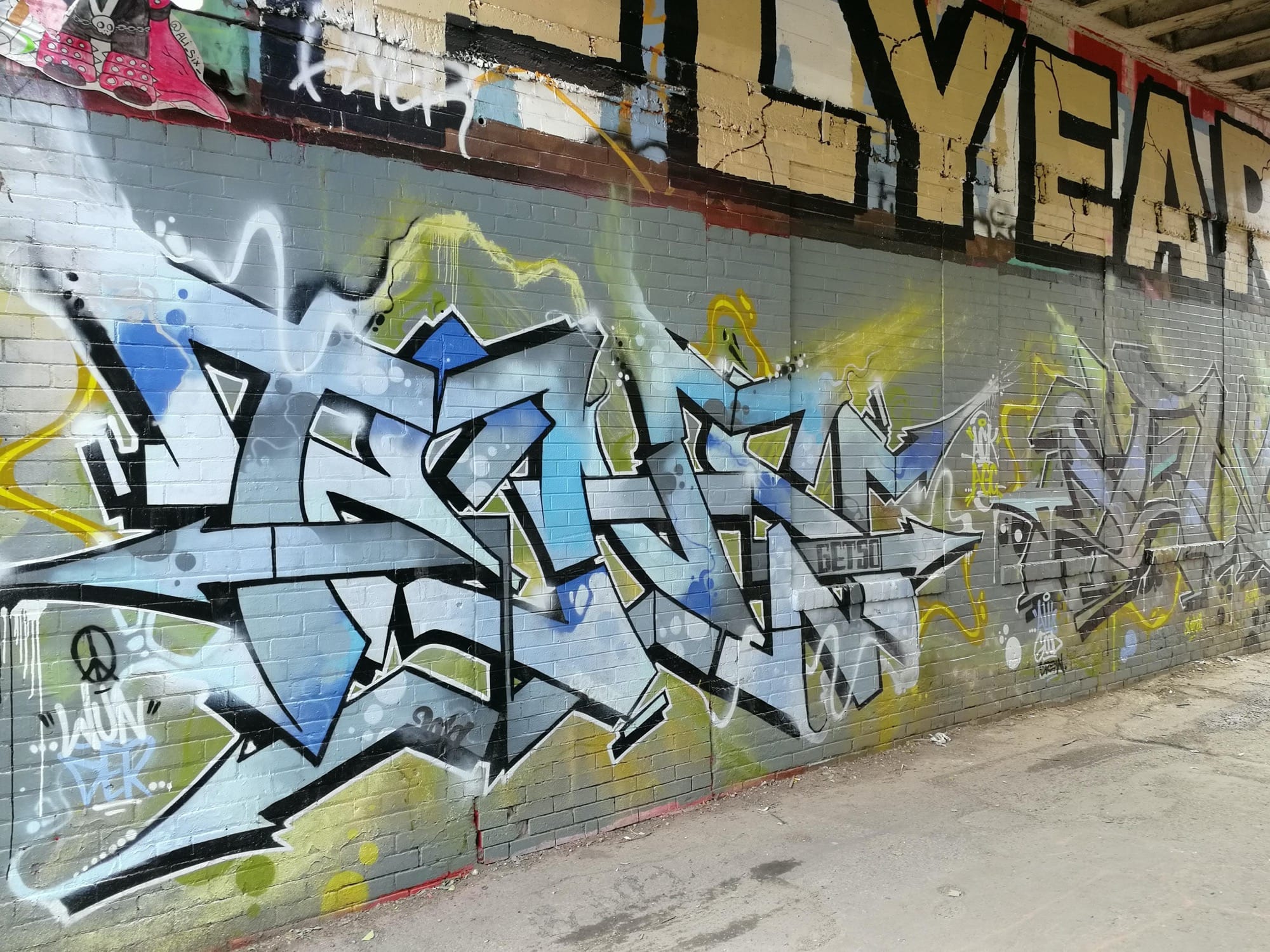 Graffiti 2553  captured by Rabot in Toronto Canada