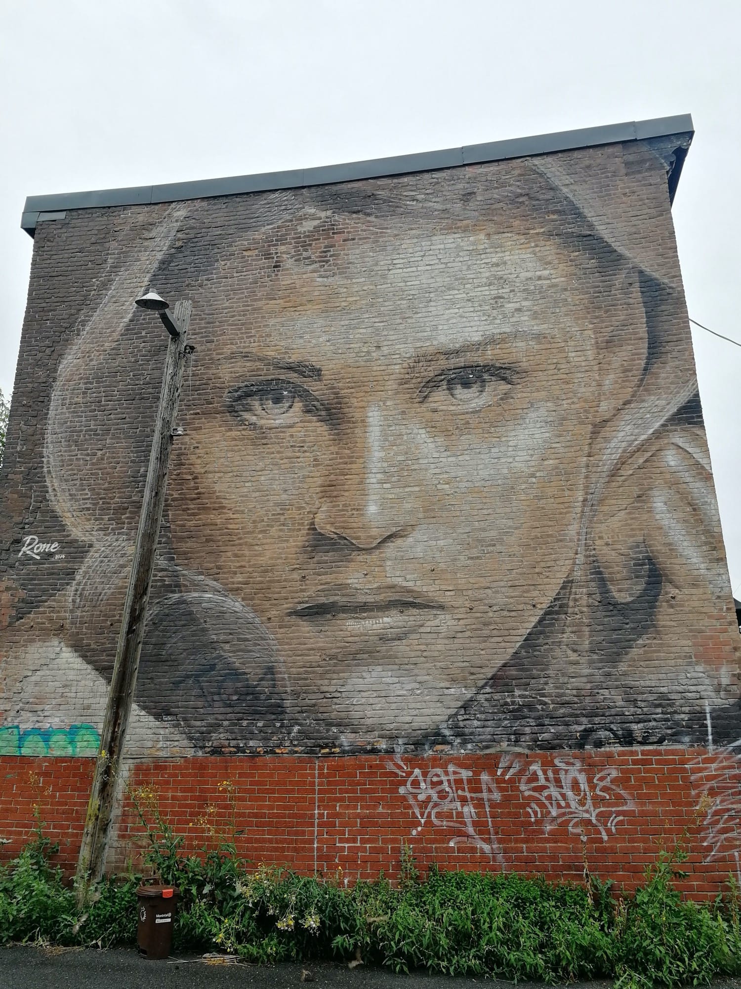 Graffiti 2903  by the artist Rone captured by Rabot in Montréal Canada