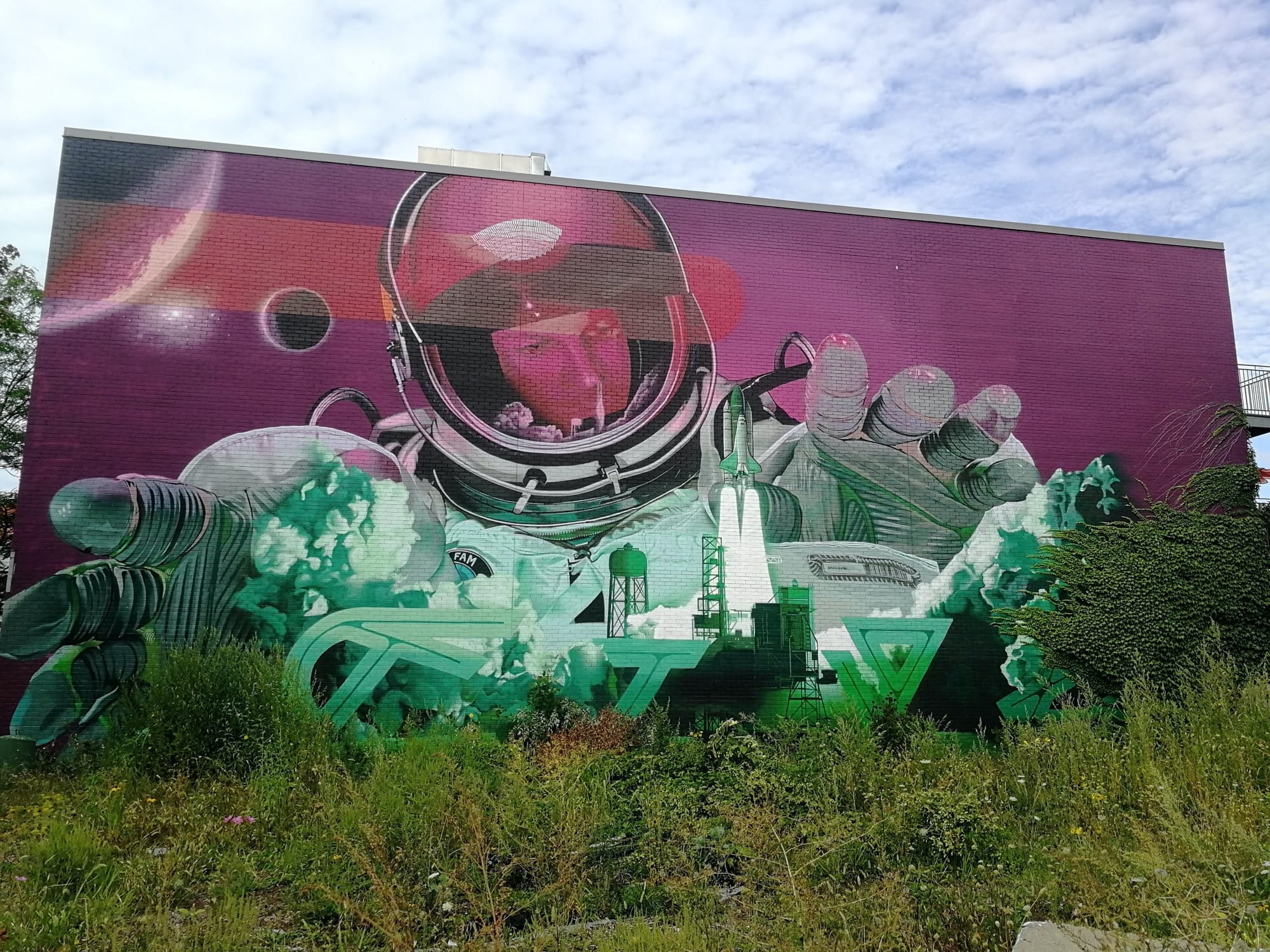 Graffiti 2937  by the artist Five Eight captured by Rabot in Montréal Canada