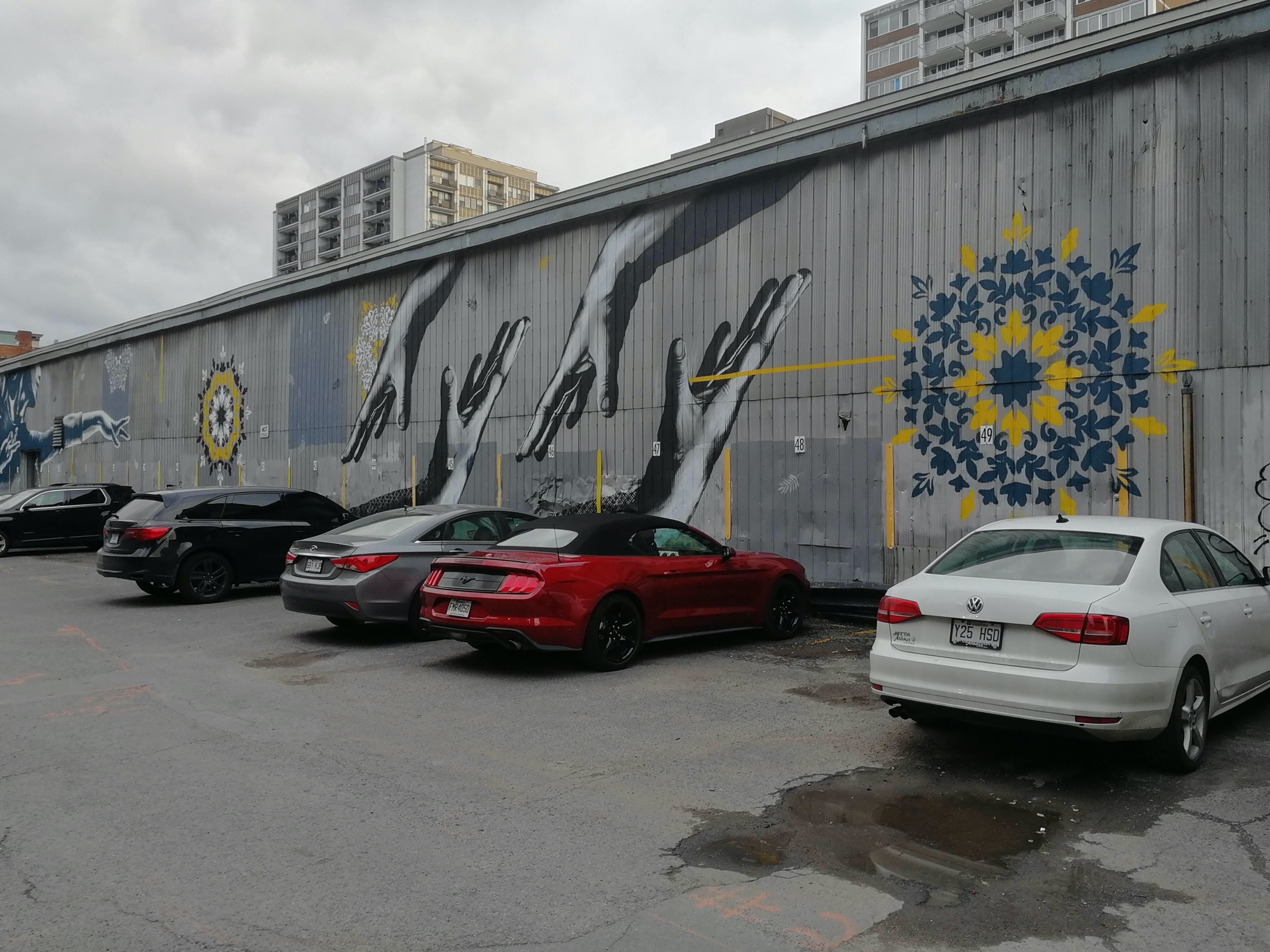 Graffiti 2949 La danse des mains légères de Mathieu Bories capturé par Rabot à Montréal Canada