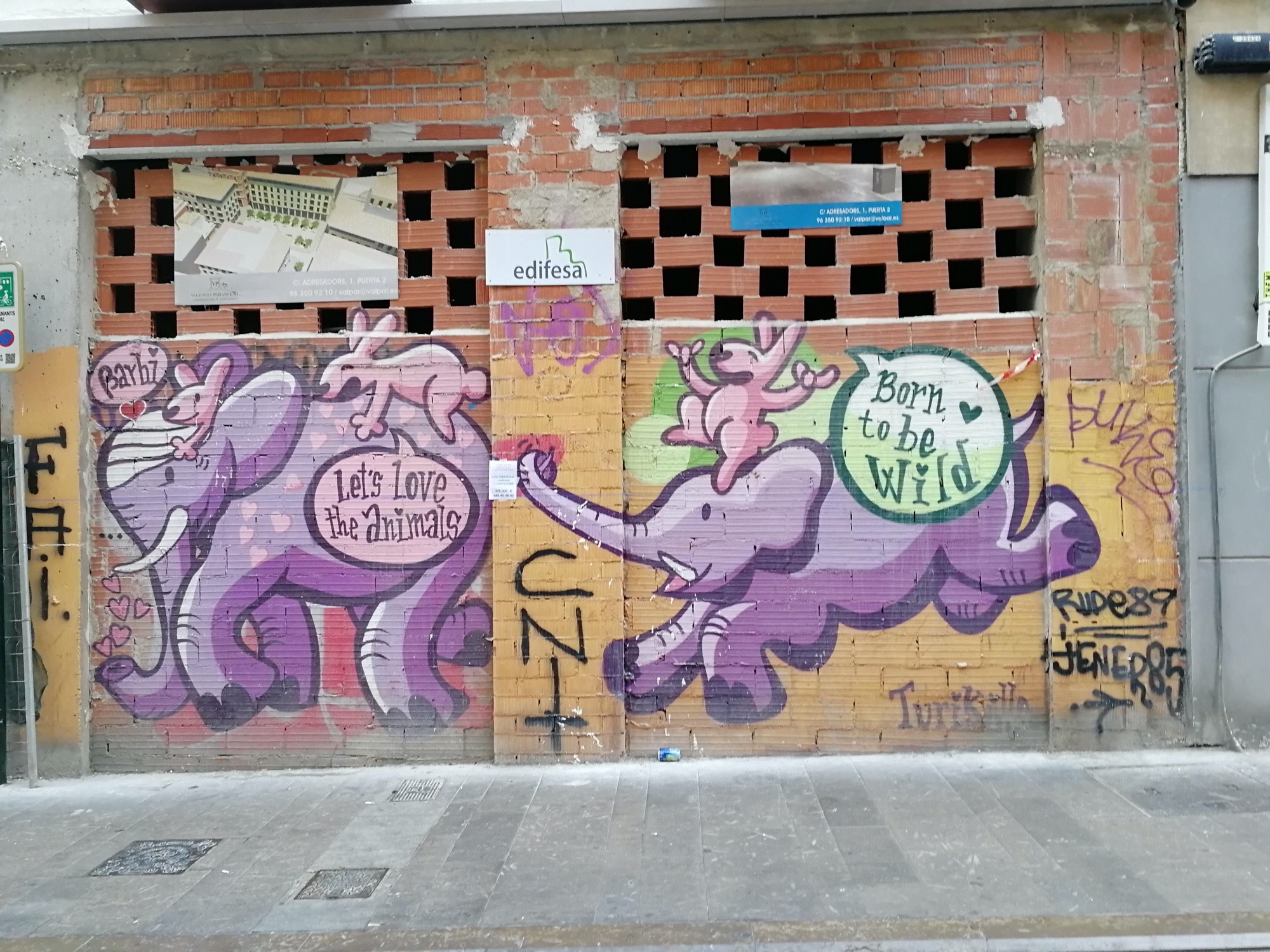 Graffiti 3706  de Barbi capturé par Rabot à València Spain