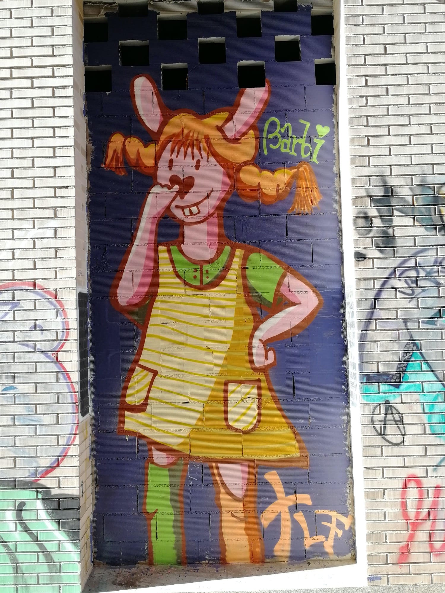 Graffiti 3712  de Barbi capturé par Rabot à València Spain