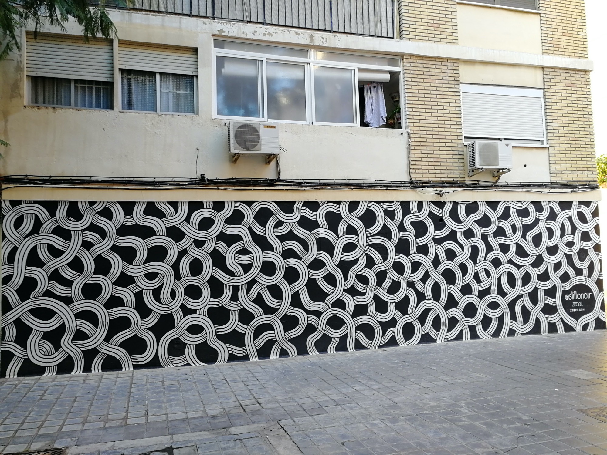 Graffiti 3755  de Stillo noir capturé par Rabot à València Spain