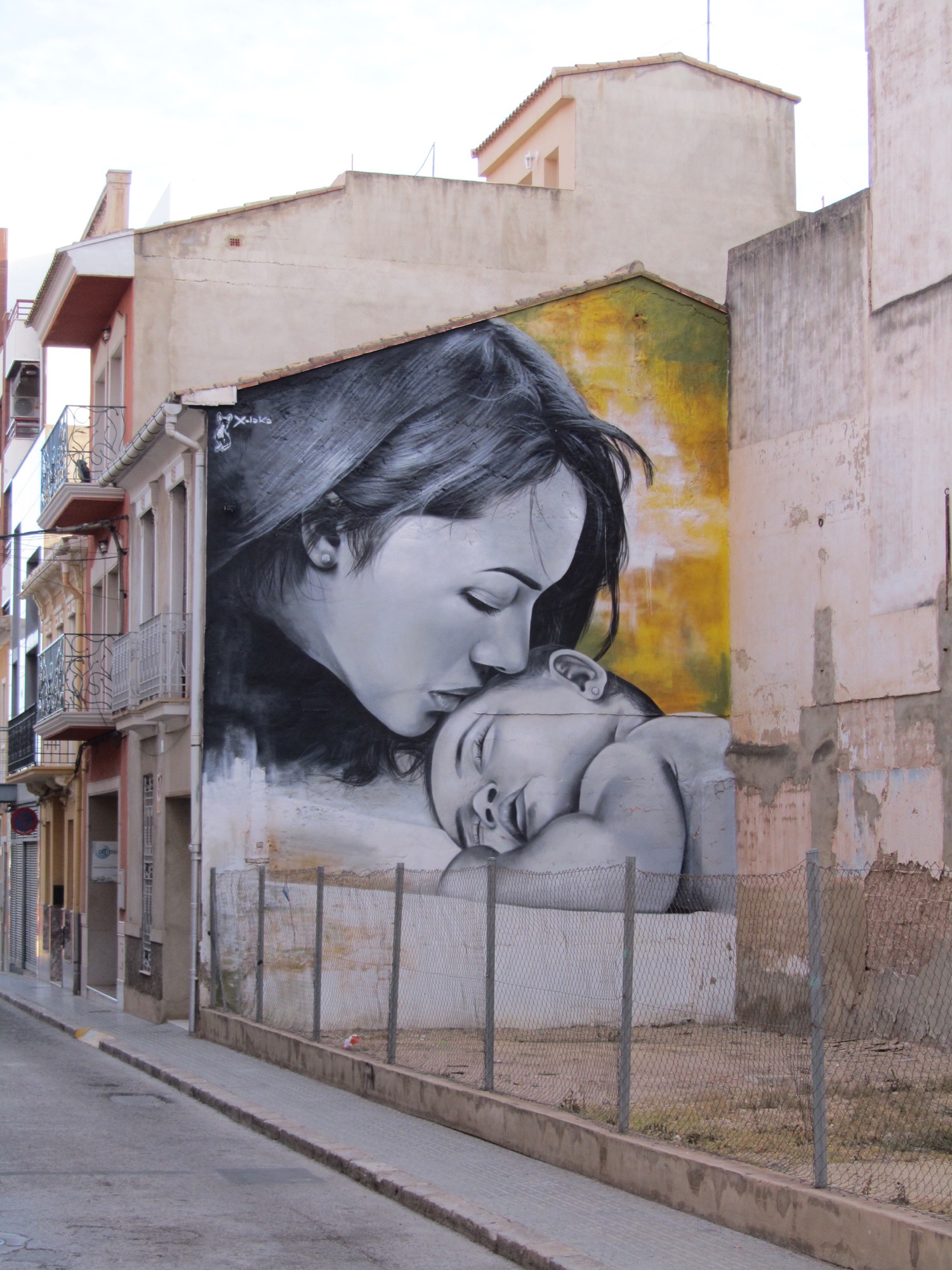 Graffiti 4227 The Mother and Her Child by the artist Xolaka captured by elettrotajik in Picassent Spain