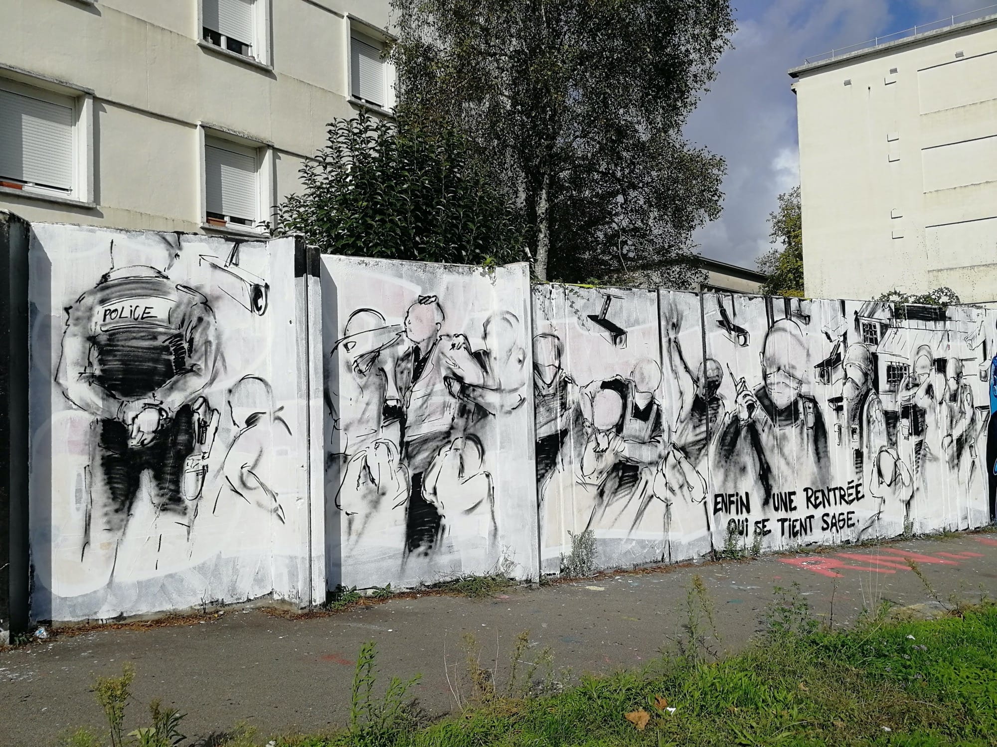 Graffiti 4486 Enfin une rentrée qui se tient sage captured by Rabot in Nantes France