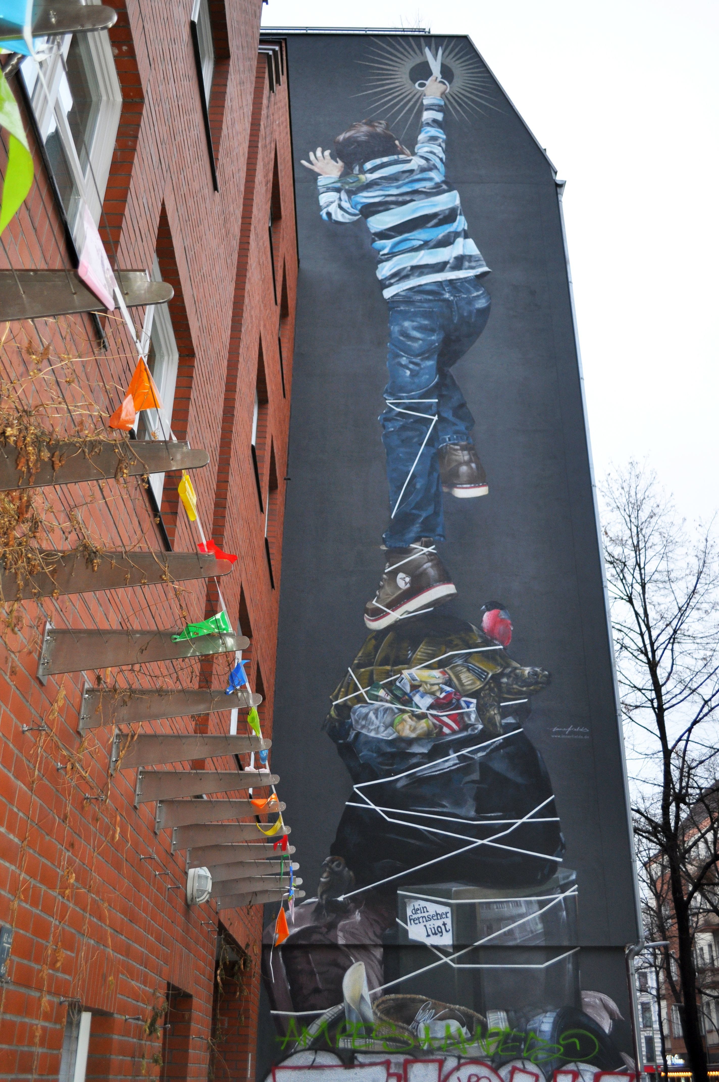 Graffiti 4541  by the artist Innerfields captured by elettrotajik in Berlin Germany