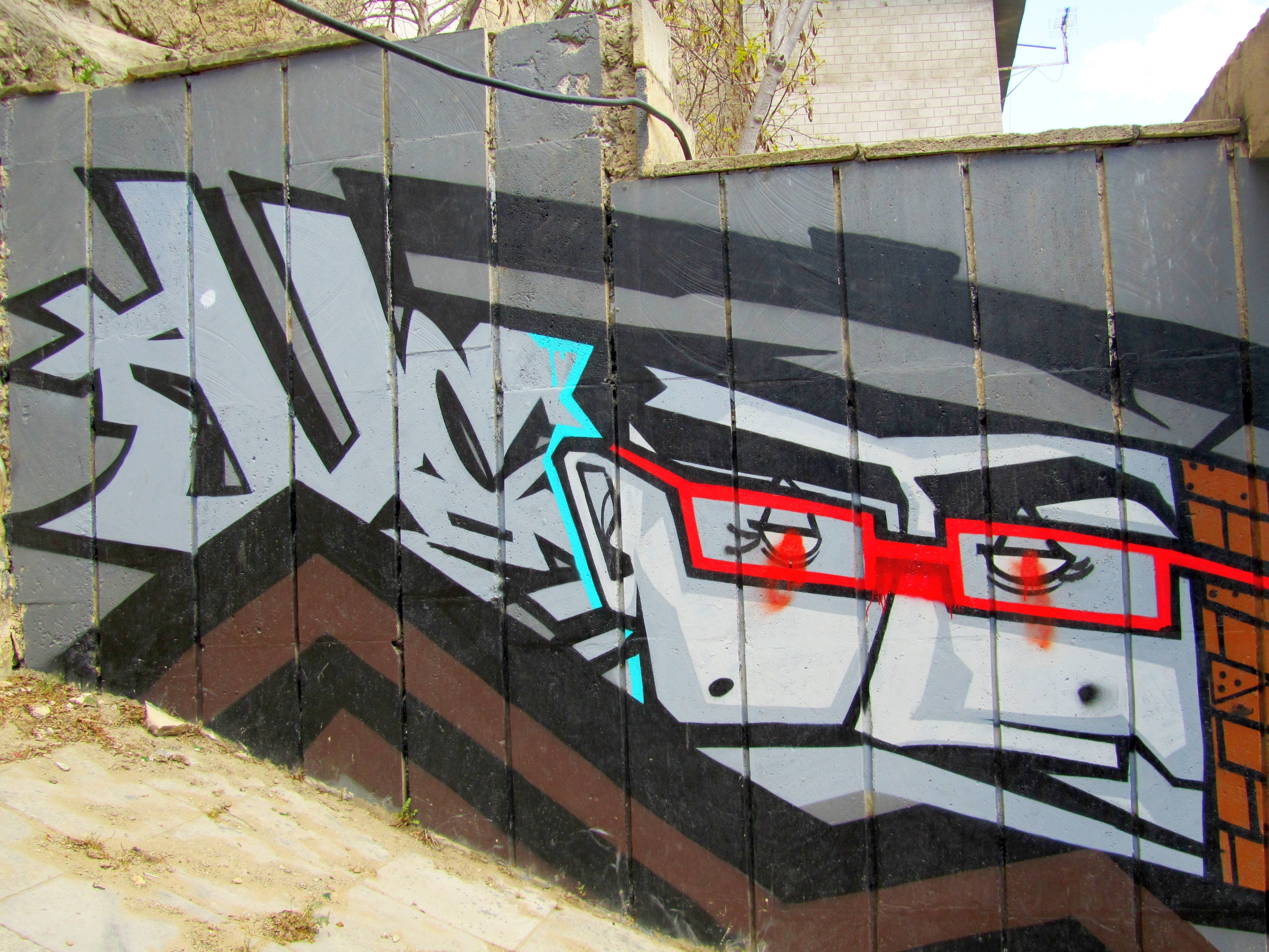 Graffiti 4556  by the artist Moosem135 captured by elettrotajik in Bakı Azerbaijan