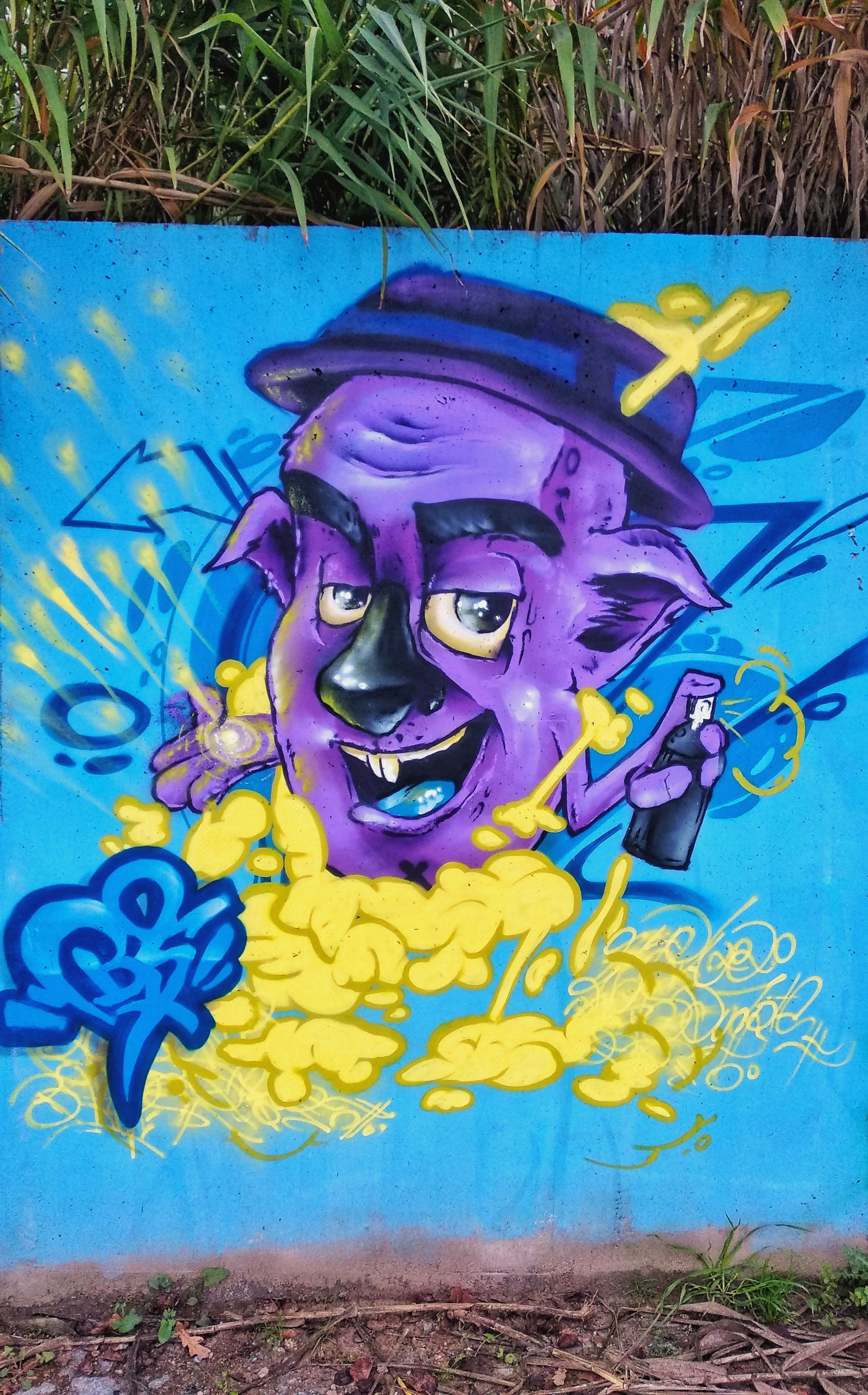 Graffiti 4560 Purple rat in Foz do Sousa Portugal