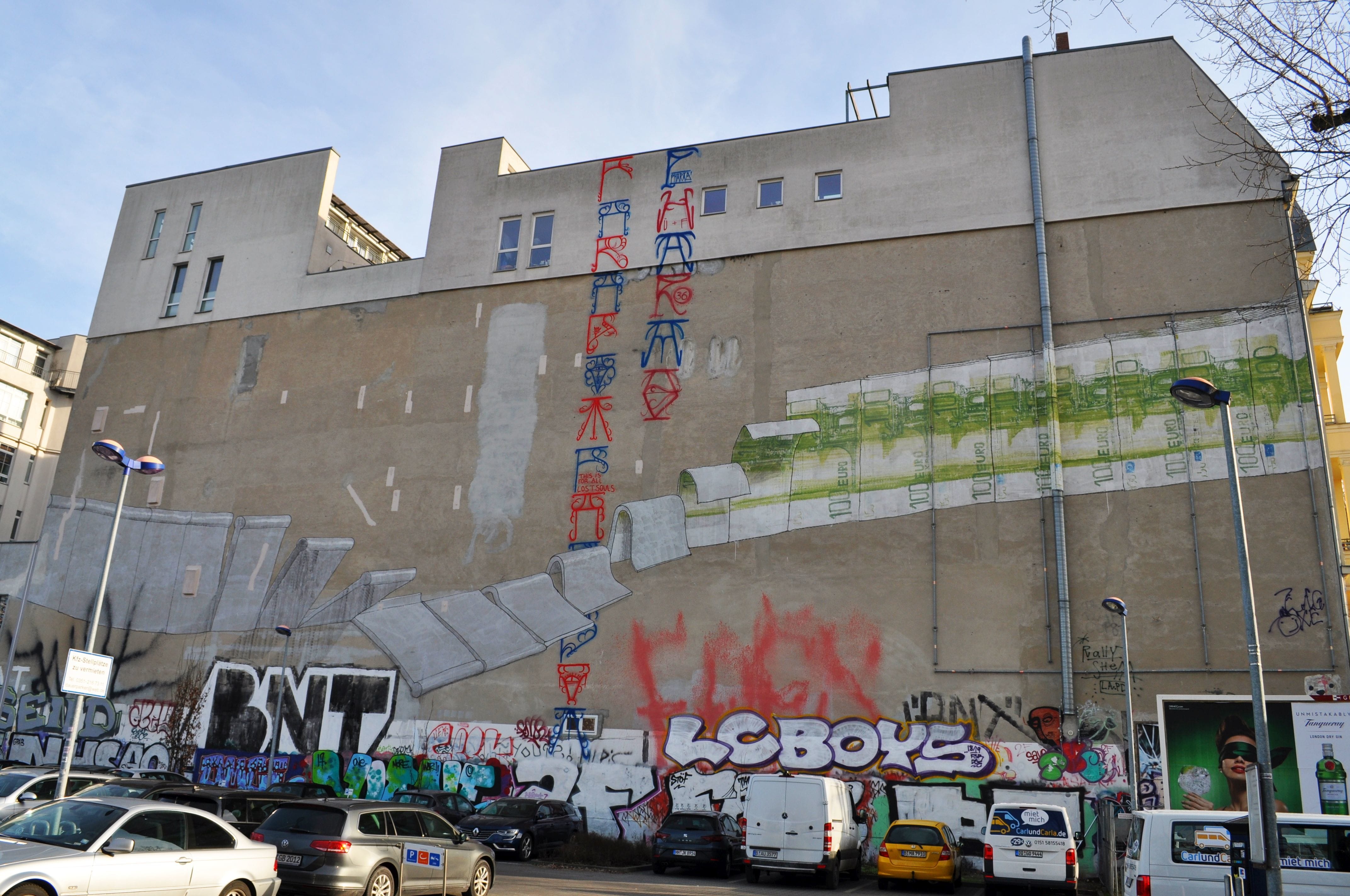 Graffiti 4660 € Wall de Blu capturé par elettrotajik à Berlin Germany