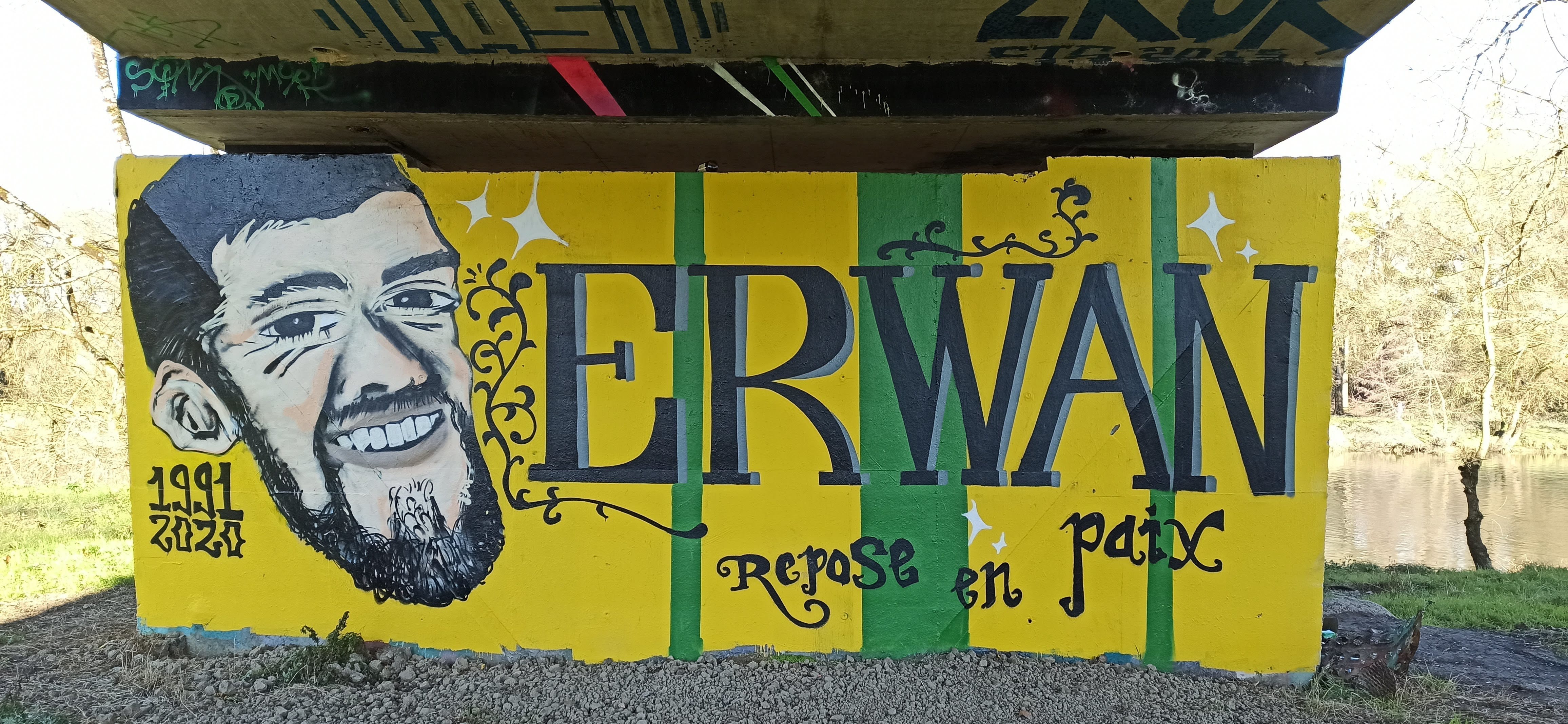 Graffiti 4701 Erwan, repose en paix (1991-2020) captured by Rabot in Rezé France