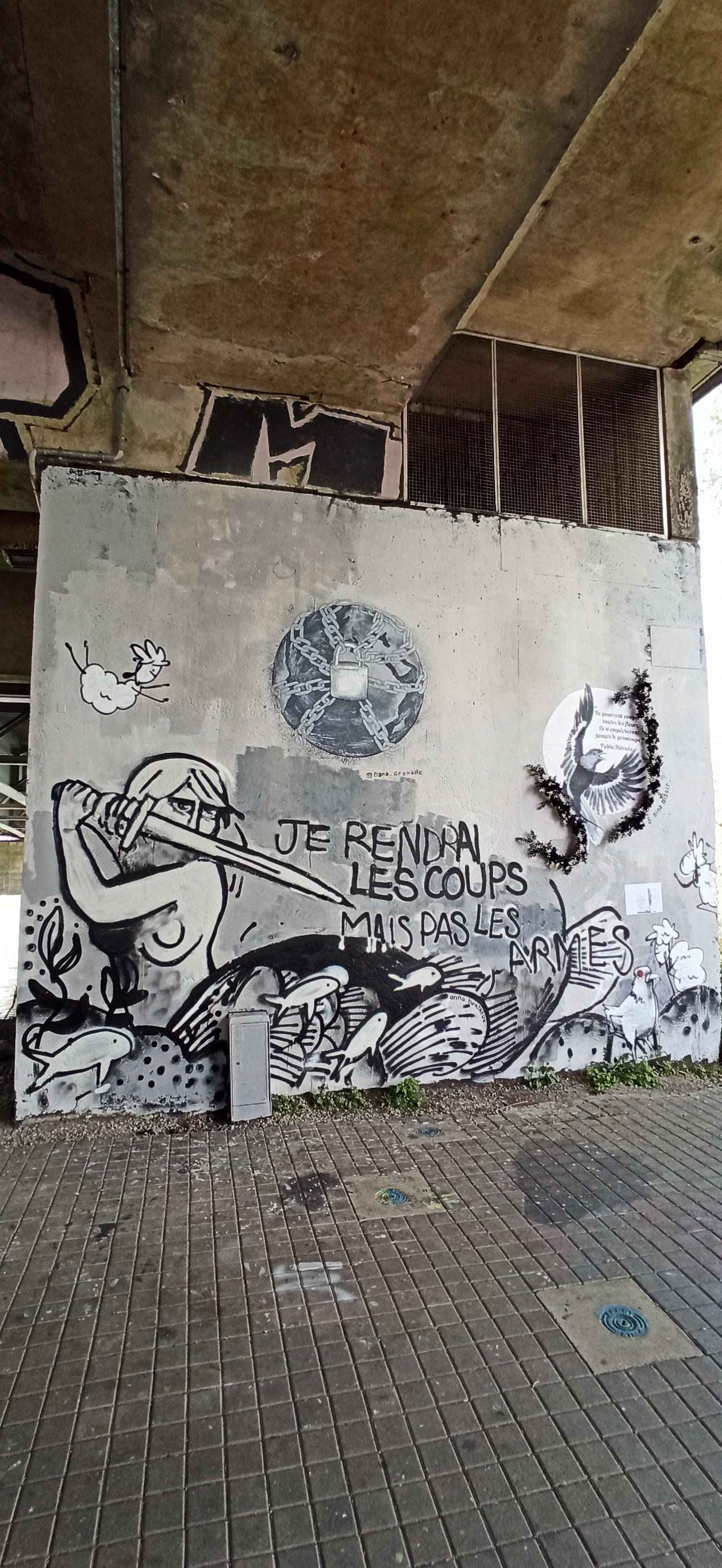 Graffiti 5046 Je rendrai les coups mais pas les armes captured by Rabot in Nantes France
