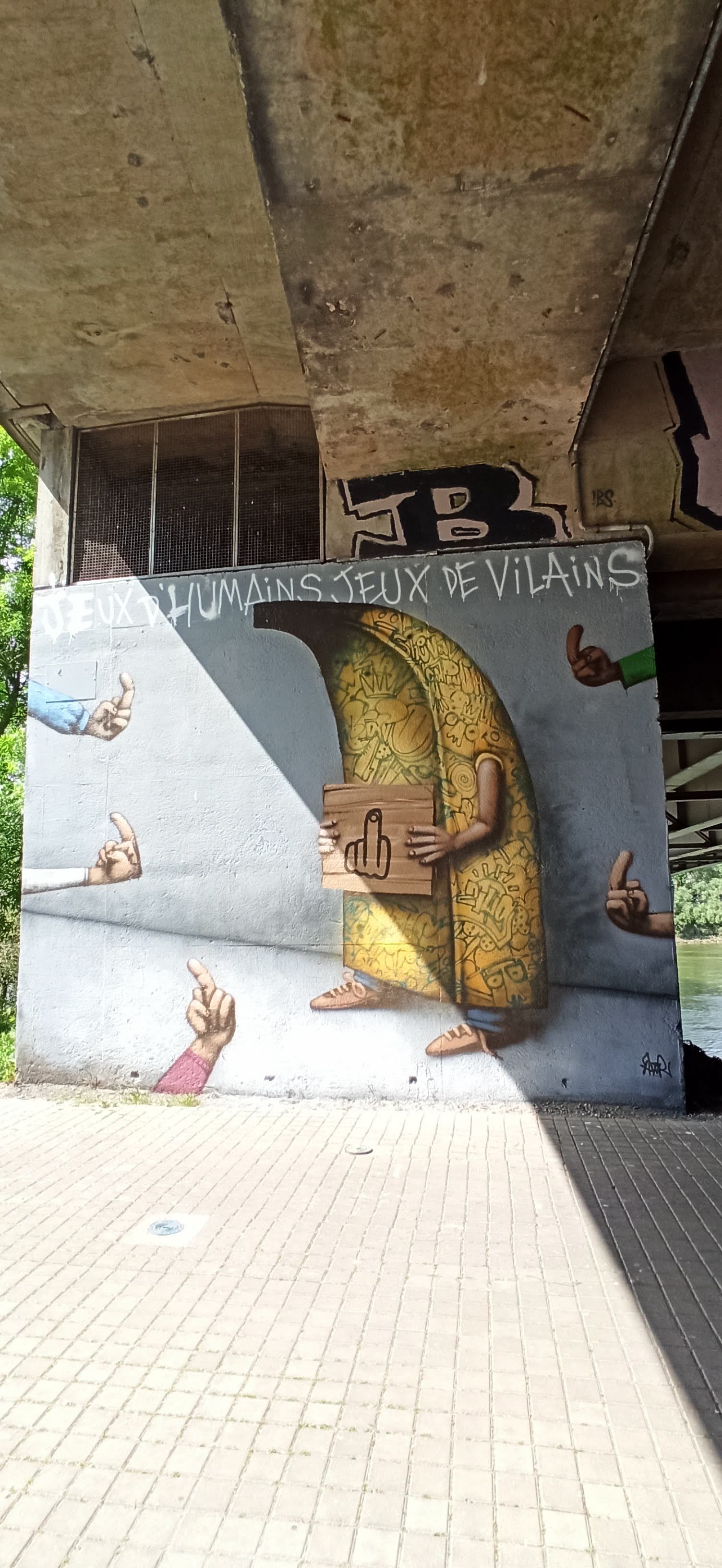 Graffiti 5055 Jeux d'humains jeux de vilains by the artist Ador captured by Rabot in Nantes France