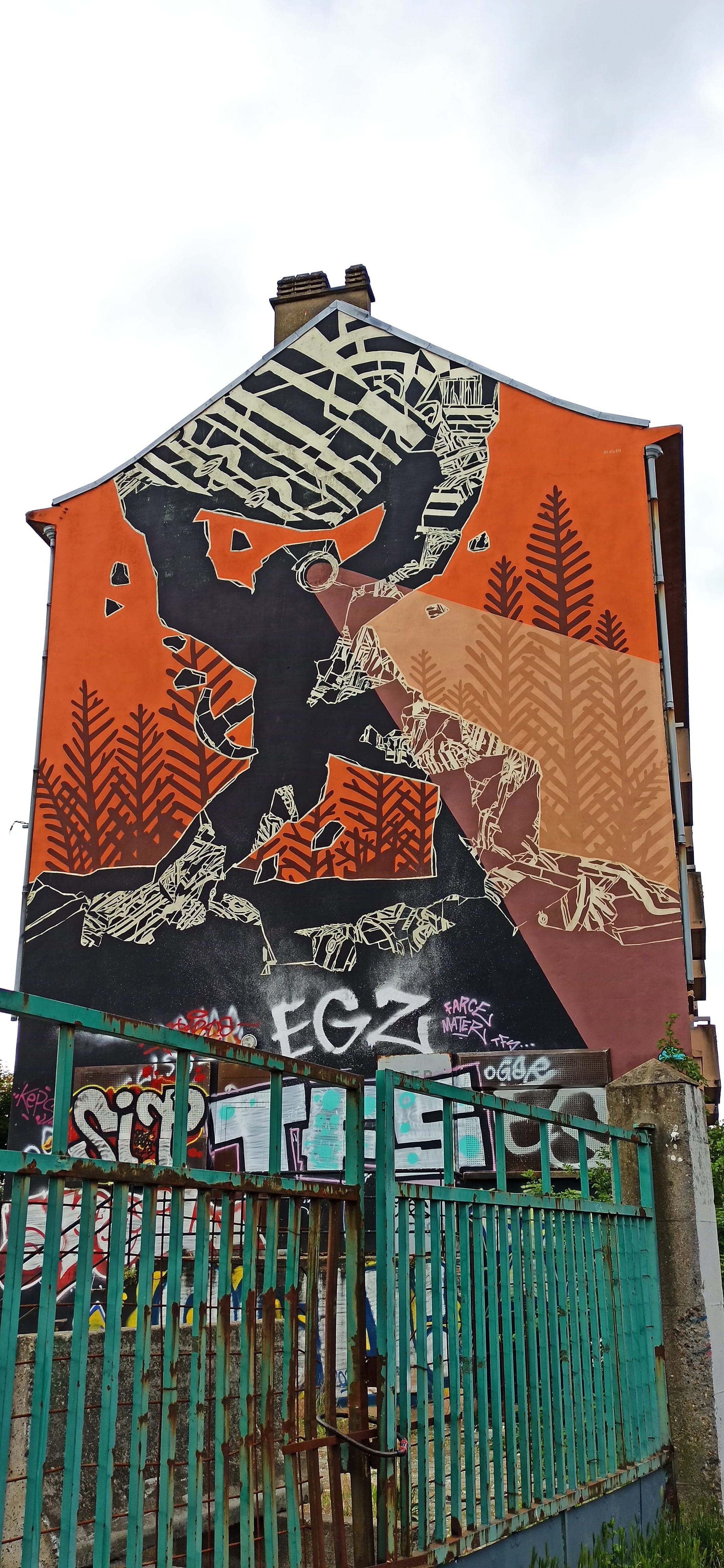 Graffiti 5274 King Kong by the artist M-CITY captured by Rabot in Lille France