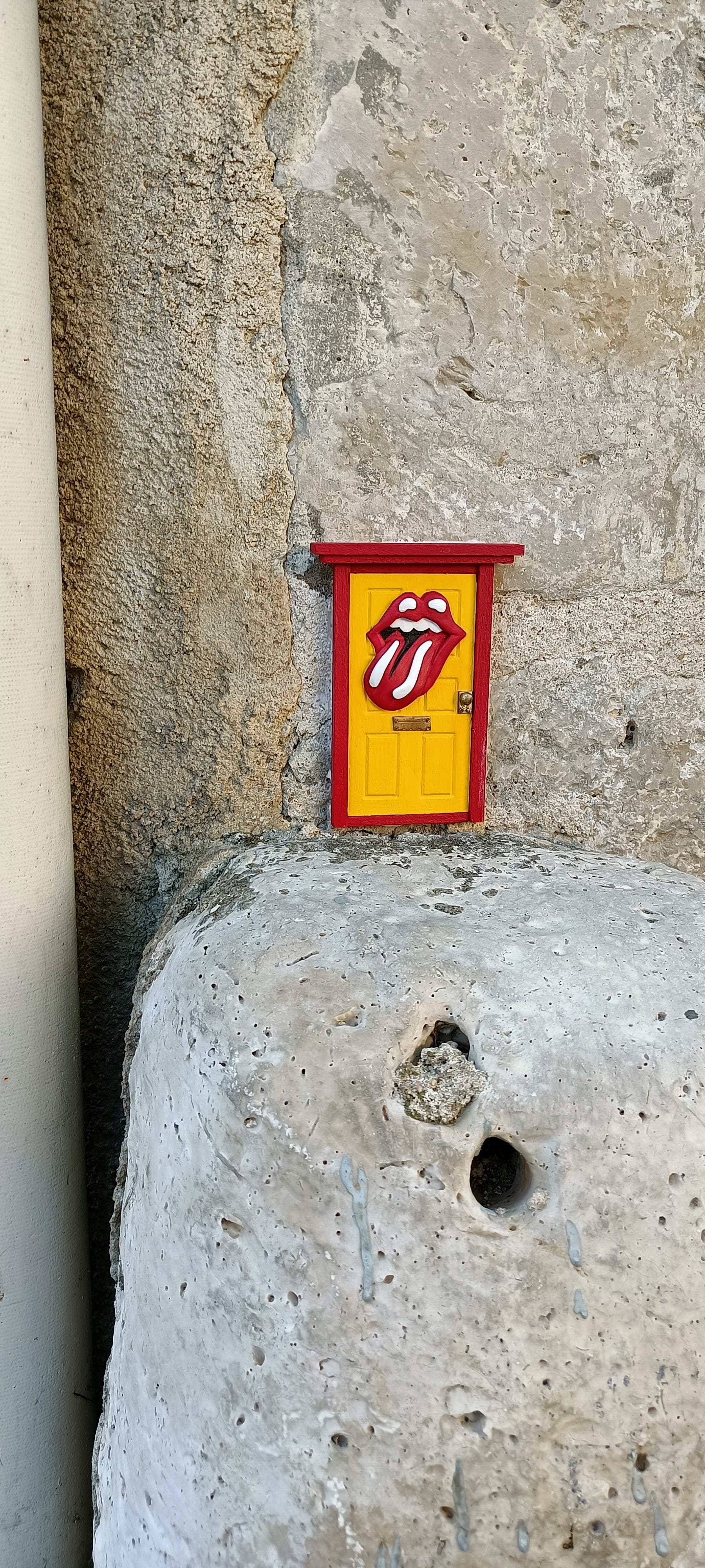Sticking 5464 KISS by the artist Florizale captured by Rabot in Bourges France
