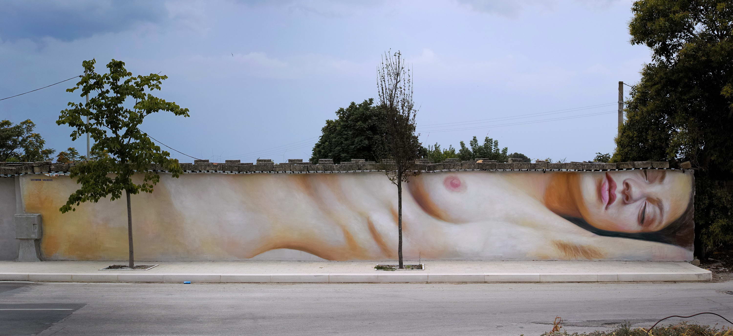 Graffiti 5842 Donna sdraiata capturé par stramurales à Stornara Italy
