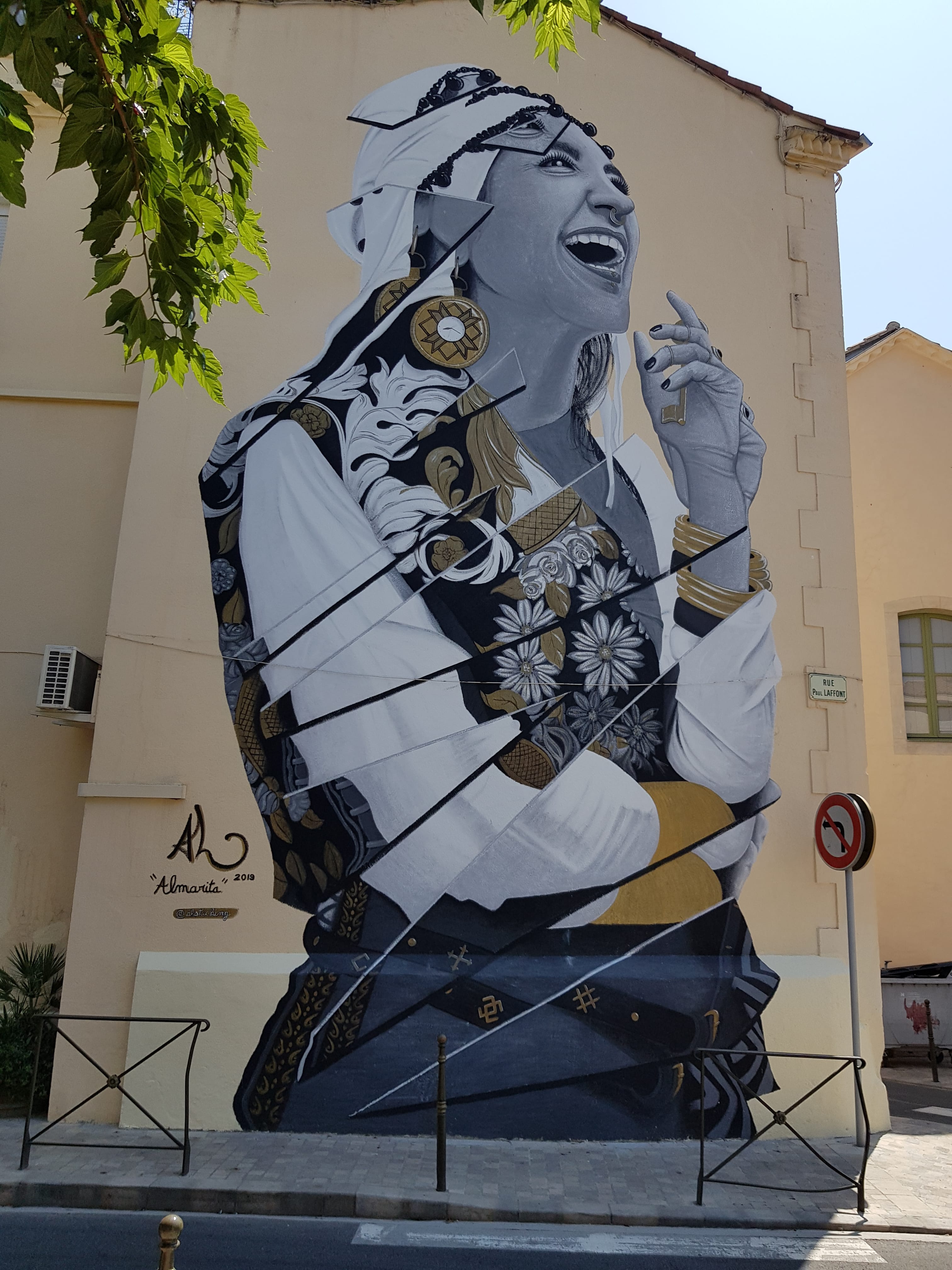 Graffiti 6258 Almarita by the artist Al sticking captured by Mephisroth in Narbonne France