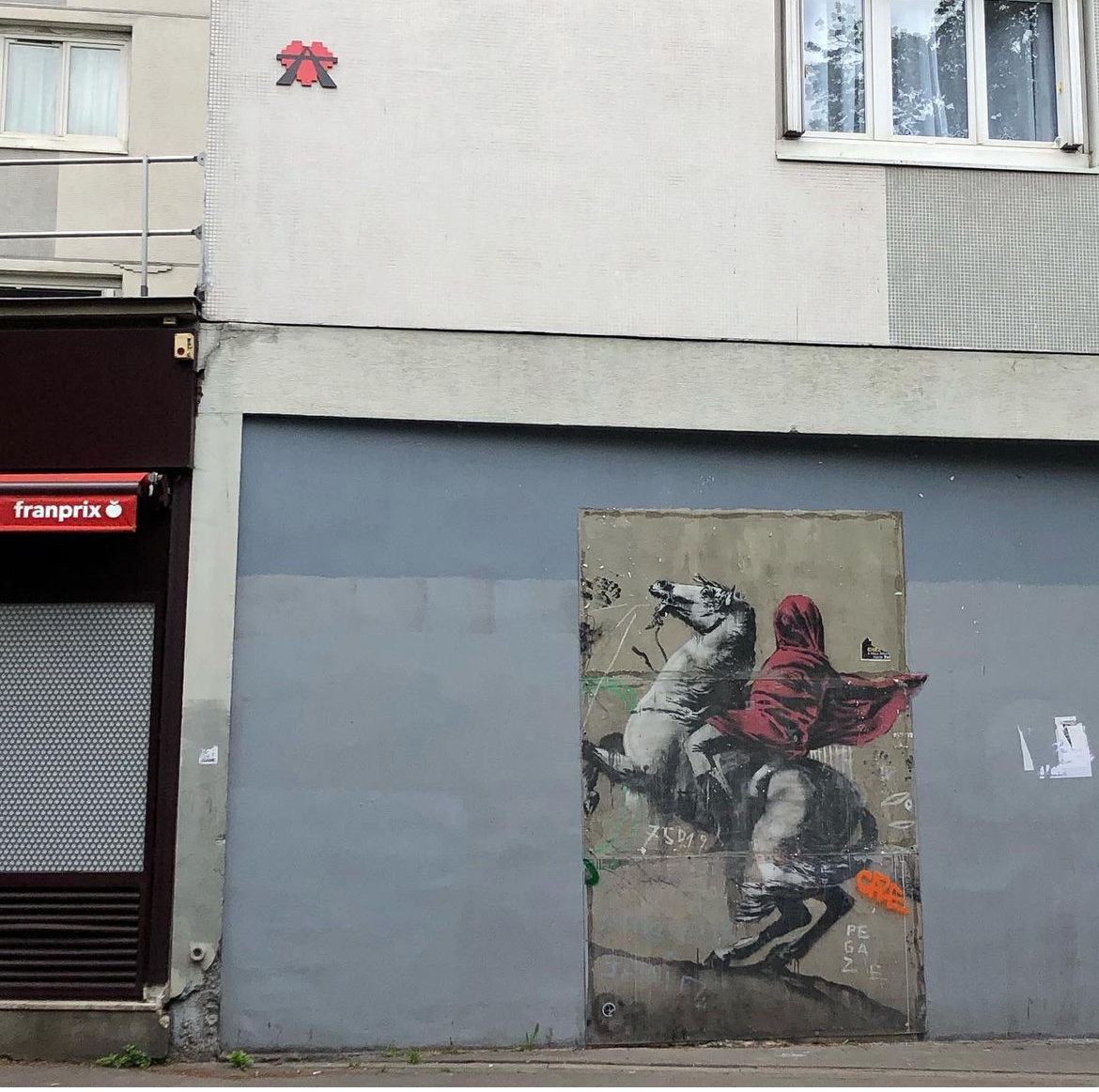 Graffiti 8462 Banksy paris cheval Napoléon de l'artiste A2 à Paris France
