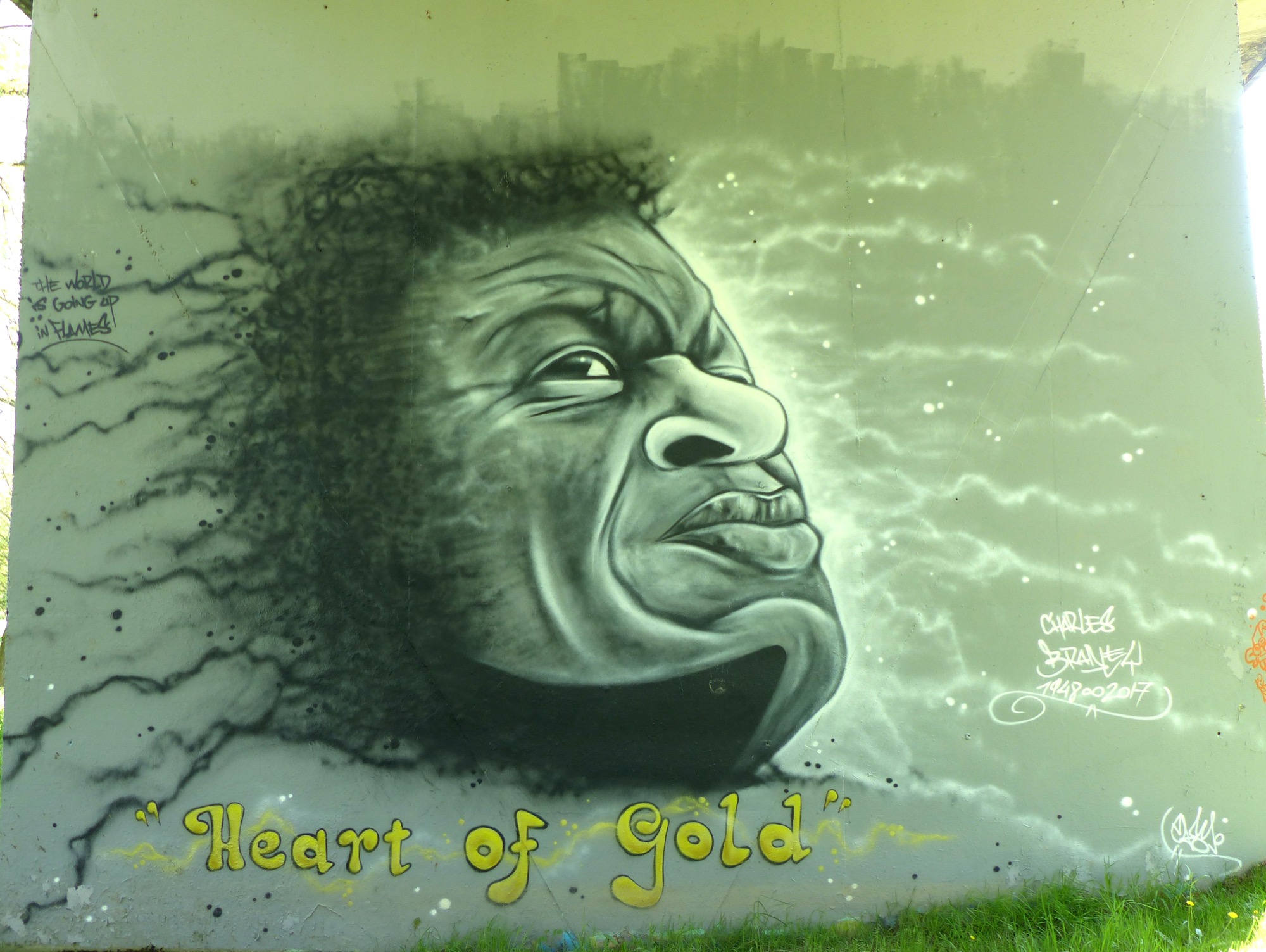 Graffiti 49 Heart of gold captured by Rabot in Rezé France